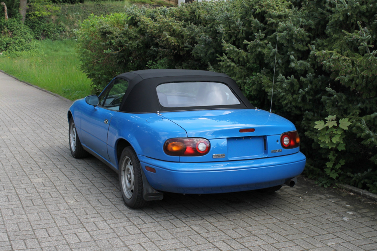 Mazda MX 5 Na Verdeck mit Glasscheibe zweiteilig convertible, blaues Auto, Softtop, Cabrio, Rückansicht, auto, blau, Cabrio, Kompakt, Auto-Kofferraum