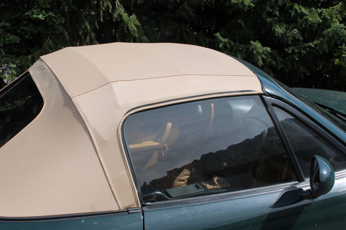 Mazda MX 5 Verdeck zweiteilig mit Glasscheibe mit Reißverschluss Softtop, Cabrio, Beige, Autofenster, Seitliche Ansicht, Verdeck, Dachverdeck, Auto, Frontscheibe, Seitenspiegel