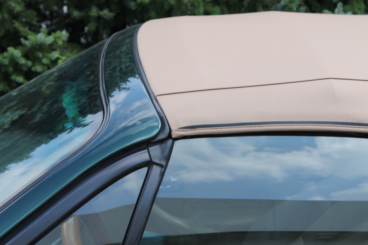 beige Softtop, konvertibles Dach, Autodach, Scheibenreflexion, grüner Karosserielack, soft-top, convertible, car roof, beige fabric, windshield