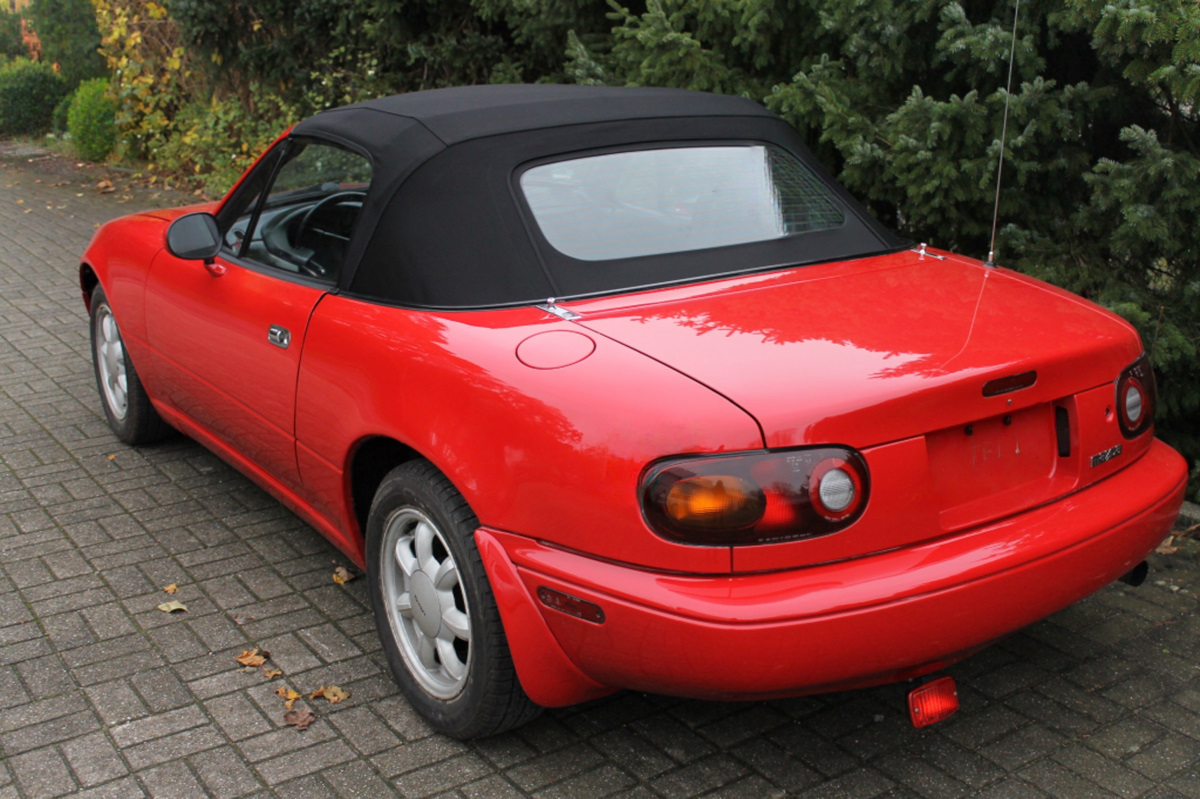 Mazda MX 5 NB CabrioVerdeck als zweiteilig mit Glasscheibe Kabriolett, Straßenwagen, Rot, Kofferraumdeckel, Rücklicht, Roadster, Cabrio, Rot, Faltdach, Zweisitzer